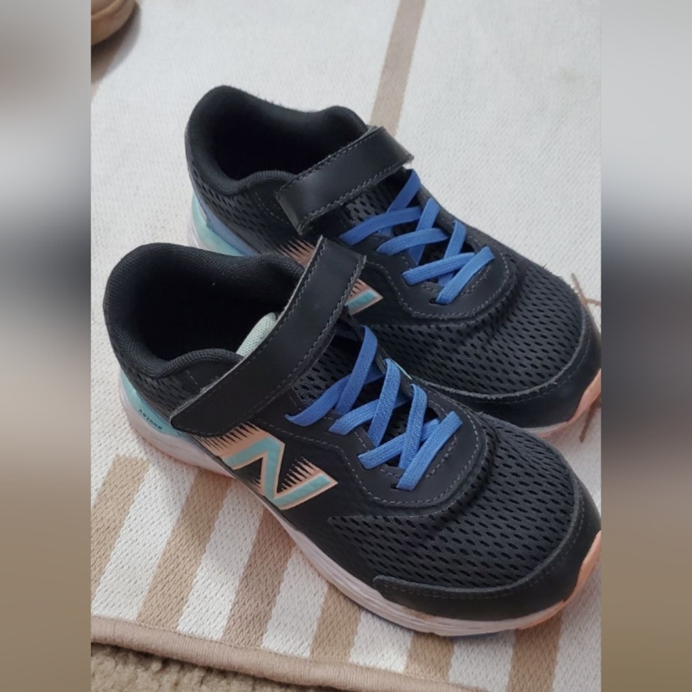 New balance sneakers size 1W youth